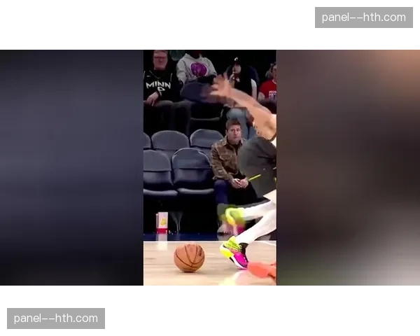 特写镜头:上海久事大前锋完成封盖后第一时间发起快攻,一气呵成 特写镜头:上海久事大前锋完成封盖后第一时间发起快攻,一气呵成