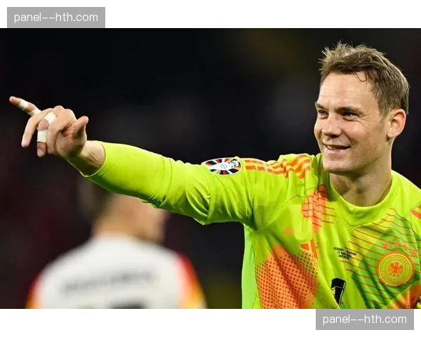 诺伊尔赛后与对方前锋交换球衣，两人曾在国家队并肩作战